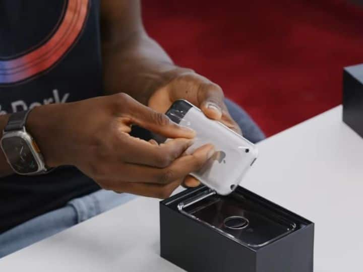 YouTuber MKBHD ने नीलामी में $40,000 (लगभग 32 लाख रुपये) में फर्स्ट iPhone खरीदा है. यह बॉक्स पैक आईफोन है. यूट्यूबर ने वीडियो के लिए iPhone को भी अनबॉक्स किया, जिससे डिवाइस की कीमत अब कम हो चुकी है.