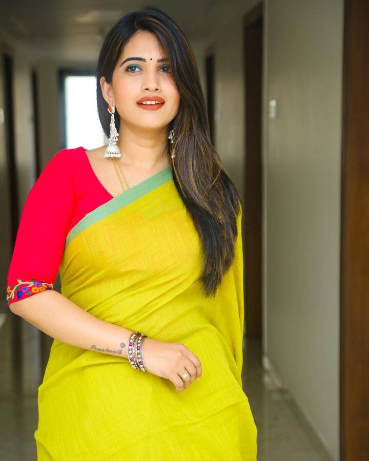 స్రవంతి రోజు రోజుకు మరింత అందంగా కనిపిస్తోంది అంటూ నెటిజన్లు కామెంట్స్ పెడుతున్నారు. Photo Credit: sravanthi_chokarapu/ instagram