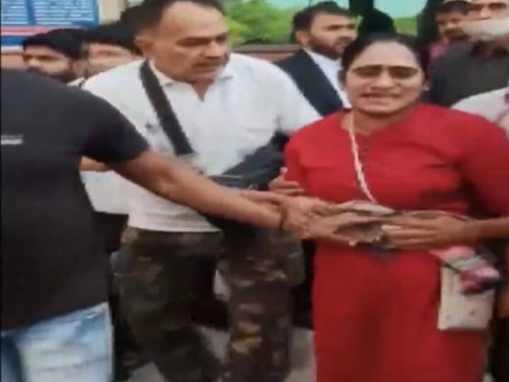 Delhi Saket court firing woman injured at Saket court Four rounds fired Police on spot Watch: दिल्ली साकेत कोर्ट में फायरिंग का वीडियो, गवाही देने आई महिला पर चलीं गोलियां, वकील की ड्रेस में था हमलावर