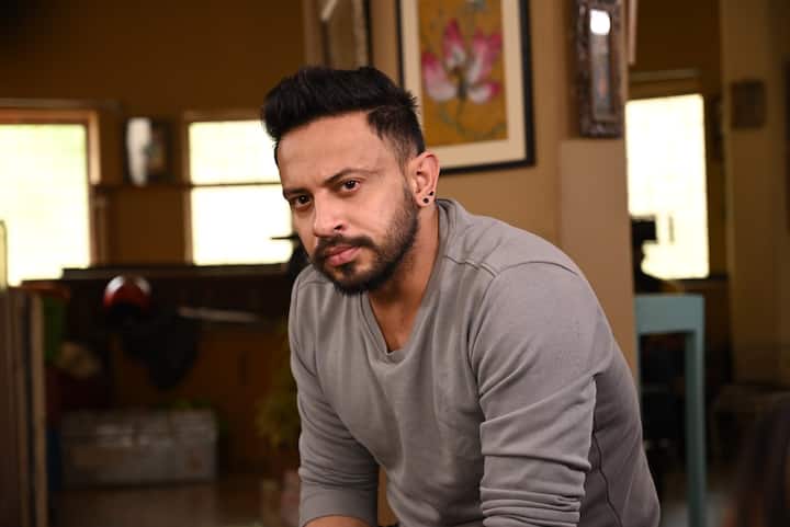 সিরিজে অঙ্গনার চরিত্রের নাম হয়েছে গোধুলি। অনিন্দ্যর চরিত্রের নাম সৌম্য ও রুকমার চরিত্রের নাম নম্রতা। প্রত্যেকেই অভিনয় করছেন গুরুত্বপূর্ণ চরিত্রে।