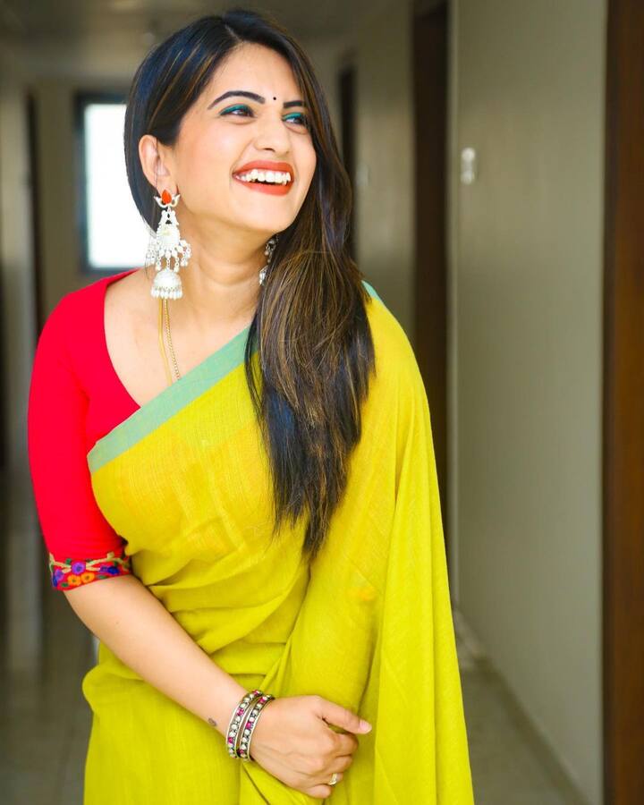 ముదురు పసుపు రంగు చీర, ఎర్రరంగు జాకెట్ లో మెరిసిపోతూ కనిపించింది.Photo Credit: sravanthi_chokarapu/ instagram