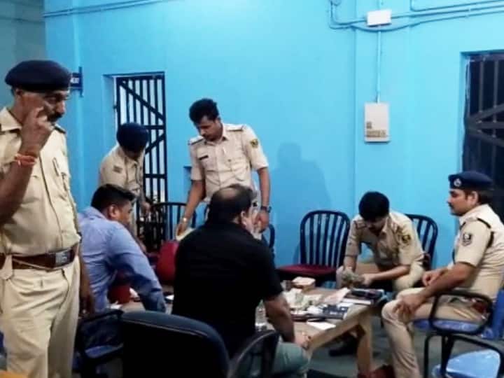 Bihar Kishanganj Police Detained 6 People with 37 Lakh Indian Rupees UAE Currency Also Found ann Kishanganj News: किशनगंज में 37 लाख भारतीय रुपयों के साथ पुलिस ने 6 लोगों को हिरासत में लिया, UAE करेंसी भी मिली
