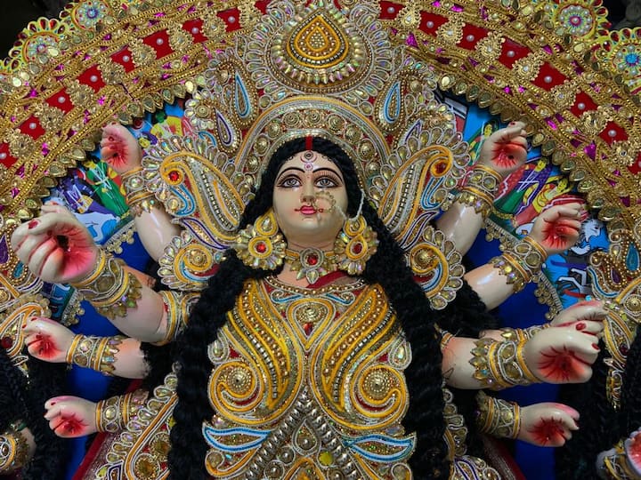 জলপথে প্রতিমা পাড়ি দিতে লেগে যায় অনেকটা সময়। তাই স্থানীয় পুজোগুলির প্রতিমা গড়ার আগে বিদেশের বরাতগুলির কাজ সেরে ফেলছেন কুমোরটুলির শিল্পীরা।