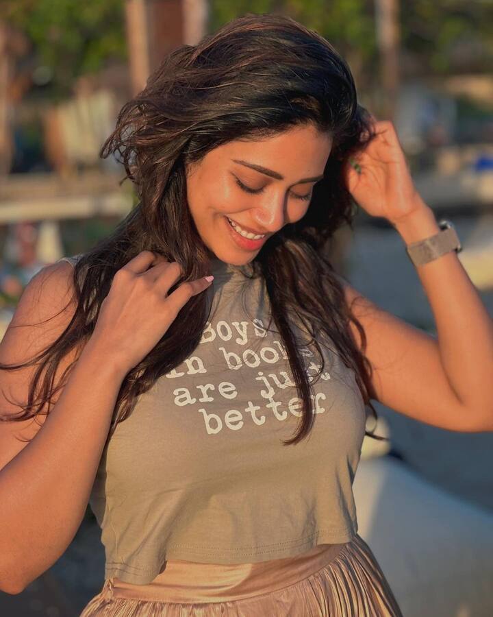ఎప్పటికప్పుడు లేటెస్ట్ ఫొటోస్ తో నెటిజన్లను మెస్మరైజ్ చేస్తోంది. Photo Credit:Nivetha Pethuraj/Instagram