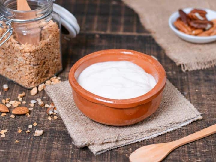 दही प्रोबायोटिक्स, विटामिन C, एंटीऑक्सिडेंट और जरूरी मिनरल्स से भरपूर होता है, जो आंत सहित पूरे स्वास्थ्य के लिए फायदेमंद होता है. दही भले ही तमाम फायदों से भरपूर हो, लेकिन इसको कुछ फूड आइटम्स के साथ बिल्कुल नहीं खाना चाहिए. क्योंकि ऐसा करने से दही फायदों के बजाय शरीर को कई नुकसान दे सकती है. आइए जानते हैं कि आपको दही किन-किन चीजों के साथ मिलाकर बिल्कुल नहीं खाना चाहिए.