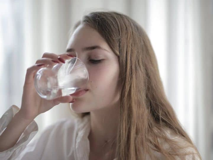 Is it right or wrong to drink water while eating food?  Know what research says about this?