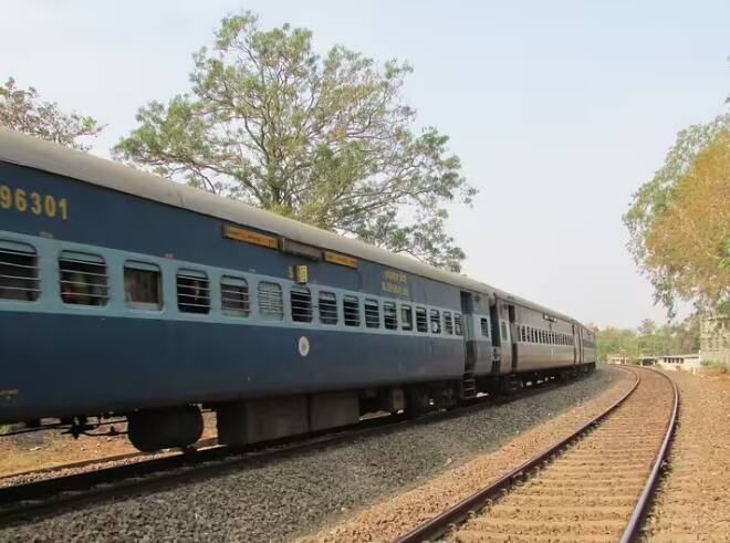 indian-railway-irctc-vikalp-scheme-know-how-to-get-a-confirm-train-ticket ਜੇਕਰ ਤੁਸੀਂ ਐਮਰਜੈਂਸੀ 'ਚ ਸਫਰ ਕਰਨਾ ਹੈ ਤਾਂ ਇਸ ਤਰ੍ਹਾਂ ਲੈ ਸਕਦੇ ਹੋ ਕੰਫਰਮ ਟਿਕਟ!