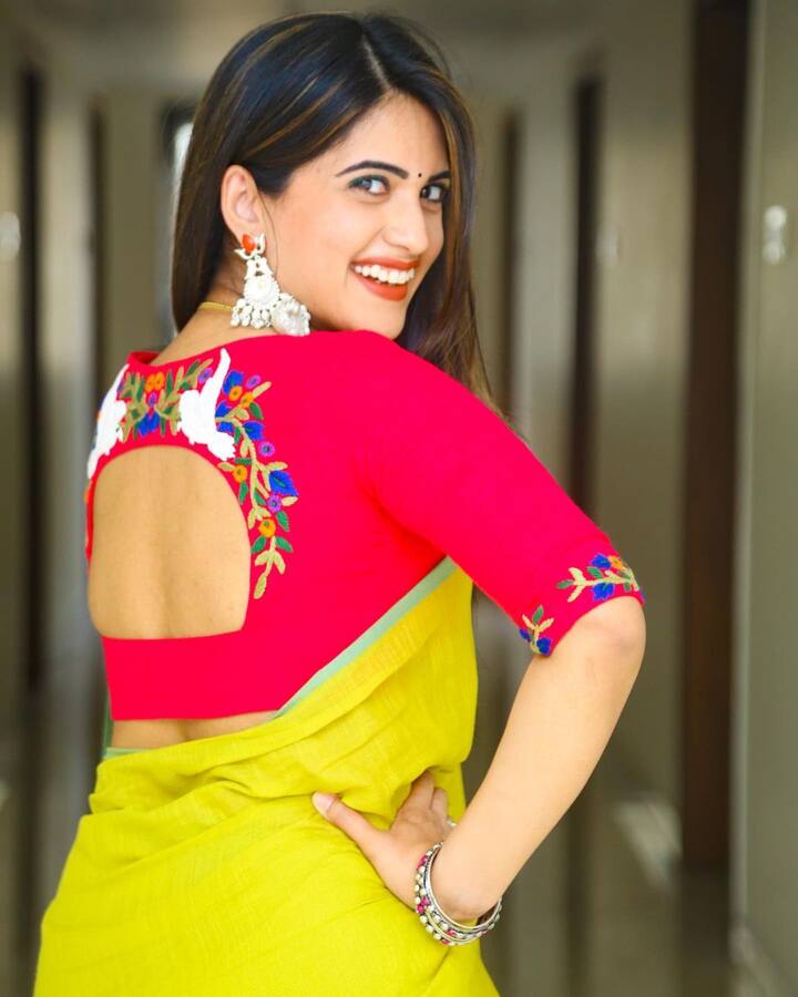 బిగ్ బాస్ షో తర్వాత యాంకర్ గా సత్తా చాటుతోంది. Photo Credit: sravanthi_chokarapu/ instagram