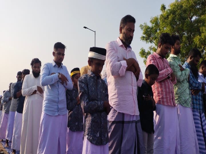 Special Ramadan prayer at Nagore beach next to Nagai; More than 2000 Jack organization Muslims participate TNN நாகூர் கடற்கரையில் ரமலான் சிறப்பு தொழுகை - 2000 இஸ்லாமியர்கள் பங்கேற்பு