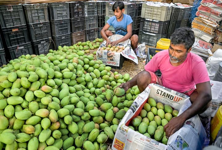 শুধু বৃষ্টি নয়, দমকা ঝড় হাওয়া বইবে। তবে কিছুক্ষণের জন্য এই বৃষ্টিতে পুরোপুরি স্বস্তি ফিরবে না। শুক্রবার সকালে কলকাতায় সর্বনিম্ন তাপমাত্রা ছিল ২৯.৬ ডিগ্রি সেলসিয়াস। স্বাভাবিকের থেকে তিন ডিগ্রি বেশি।