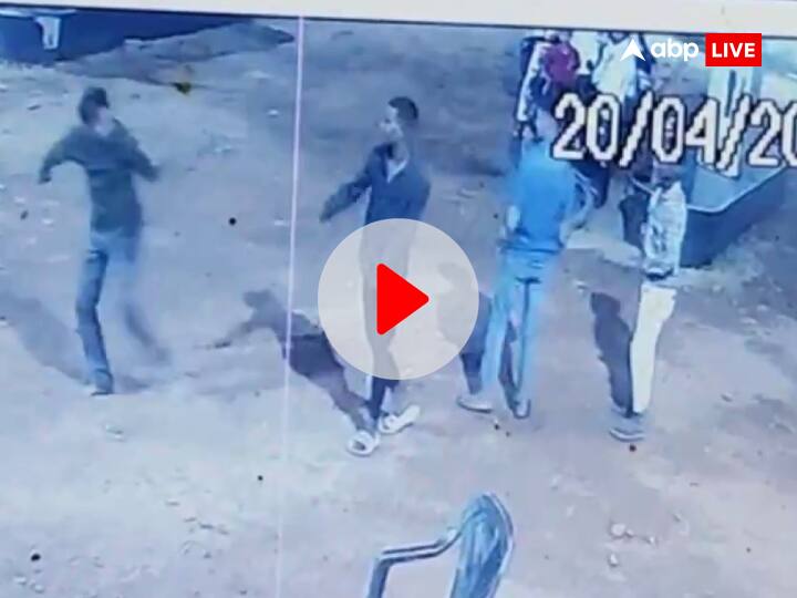 Bihar Arrah Firing for Petrol of 60 Rupees Miscreants Beaten up Petrol Pump Worker CCTV Footage ann VIDEO: '60 रुपये का पेट्रोल भर दो...', आरा में तेल देने के बाद पंप के कर्मी ने मांगे पैसे तो कर दी पिटाई, गोली भी चलाई