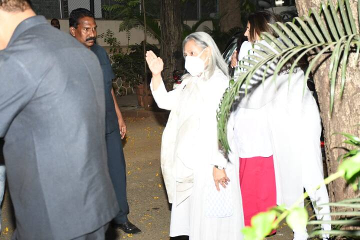 जया बच्चन अपनी बेटी श्वेता बच्चन के साथ पामेला चोपड़ा को श्रद्धांजलि देने पहुंची. जहां वो कोविड प्रोटोकोल का ध्यान रखते हुए मास्क लगाए नजर आई. साथ ही पैपराजी को दूरी बनाने के लिए कहती हुई भी नजर आई.