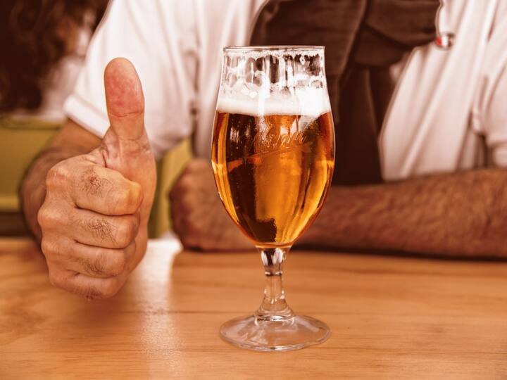 पुरानी व्हिस्की तो काफी महंगी बिकती है, फिर बीयर के साथ ऐसा क्यों नहीं? क्या ये एक्सपायर हो जाती है? Expiry date of beer Within how many days should it be consumed after opening पुरानी व्हिस्की तो काफी महंगी बिकती है, फिर बीयर के साथ ऐसा क्यों नहीं? क्या ये एक्सपायर हो जाती है?