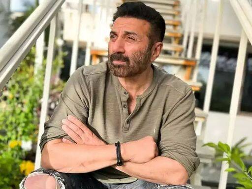 लेकिन ये बात उनके बड़े बेटे और सनी देओल को बिल्कुल भी रास नहीं आई. कहा जाता है कि सनी धर्मेंद्र की दूसरी शादी से इस कदर खफा हो गए थे कि उन्होंने हेमा मालिनी पर चाकू से हमला कर दिया था.