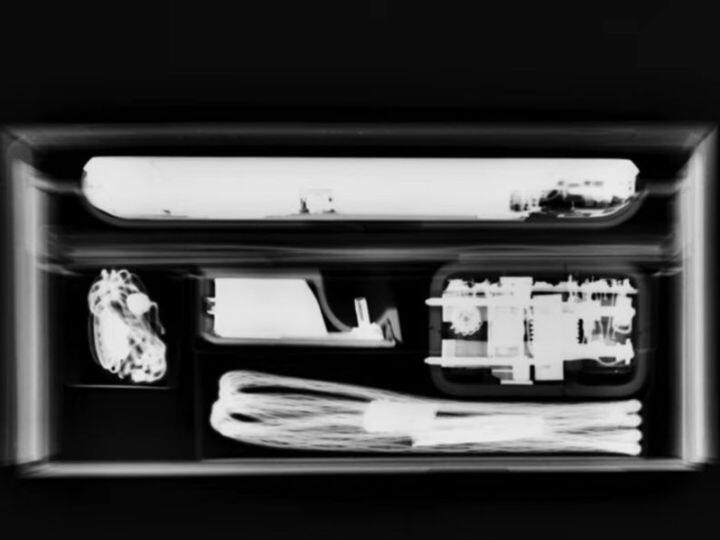 अनबॉक्स करने से पता चला है कि आईफोन फर्स्ट में कई ऐसी एक्सेसरीज शामिल हैं, जिनकी हमने लेटेस्ट आईफोन के साथ कल्पना भी नहीं की है.