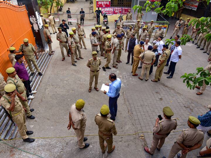 जहां पहले से बड़ी संख्या में पुलिस बल तैनात किया गया था. इस दौरान, एडीजी भानु भास्कर, पुलिस आयुक्त रमित शर्मा और संयुक्त पुलिस आयुक्त आकाश कुलहरि भी मौजूद थे.