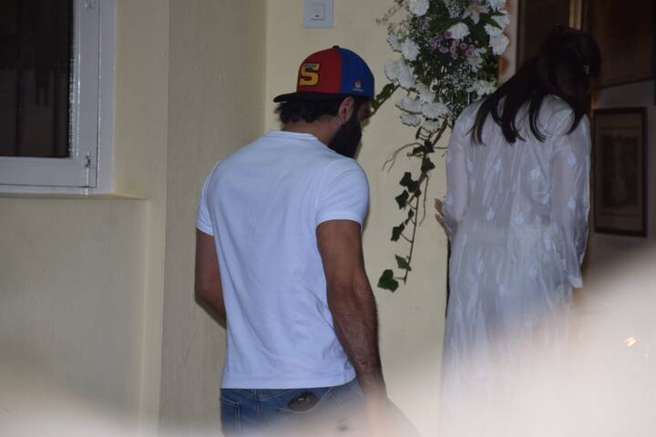 इसके अलावा बी-टाउन के न्यू पेरेंट्स रणबीर कपूर और आलिया भट्ट भी आदित्य चोपड़ा के घर पहुंचे.