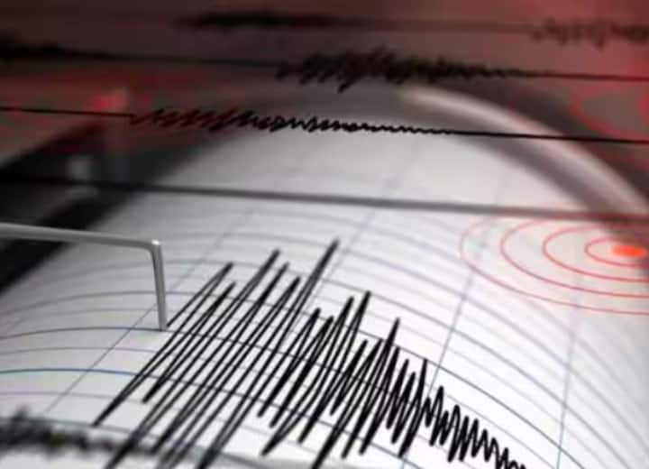 Indonesia Kepulauan Batu Struck earthquake of magnitude 6 on sunday Indonesia Earthquake: इंडोनेशिया में एक ही दिन में आए दो भूकंप के झटके, तीव्रता 5 से 6 के बीच