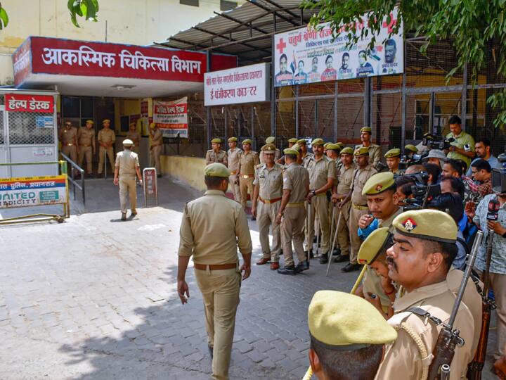 सूत्रों ने बताया कि इस क्राइम सीन के दौरान उन सभी पुलिसकर्मियों को घटनास्थल पर रखा गया जो अतीक और अशरफ की हत्या के समय मौजूद थे.