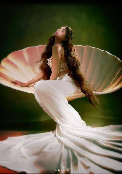 'ਅਪਸਰਾ ਵਰਗੀ ਖੂਬਸੂਰਤ...', ਮਰਮੇਡ ਬਣੀ ਤਾਰਾ ਸੁਤਾਰੀਆ