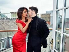 प्रियंका चोपड़ा ने रोम में बीच सड़क पति निक जोनस को किया किस, सामने आया कपल का रोमांटिक वीडियो