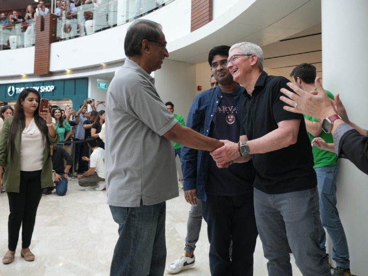 Apple Store Saket Delhi: दिल्ली के साकेत में खुला देश का दूसरा सबसे बड़ा एप्पल स्टोर,  पहले दिन लोगों ने जमकर की खरीदारी