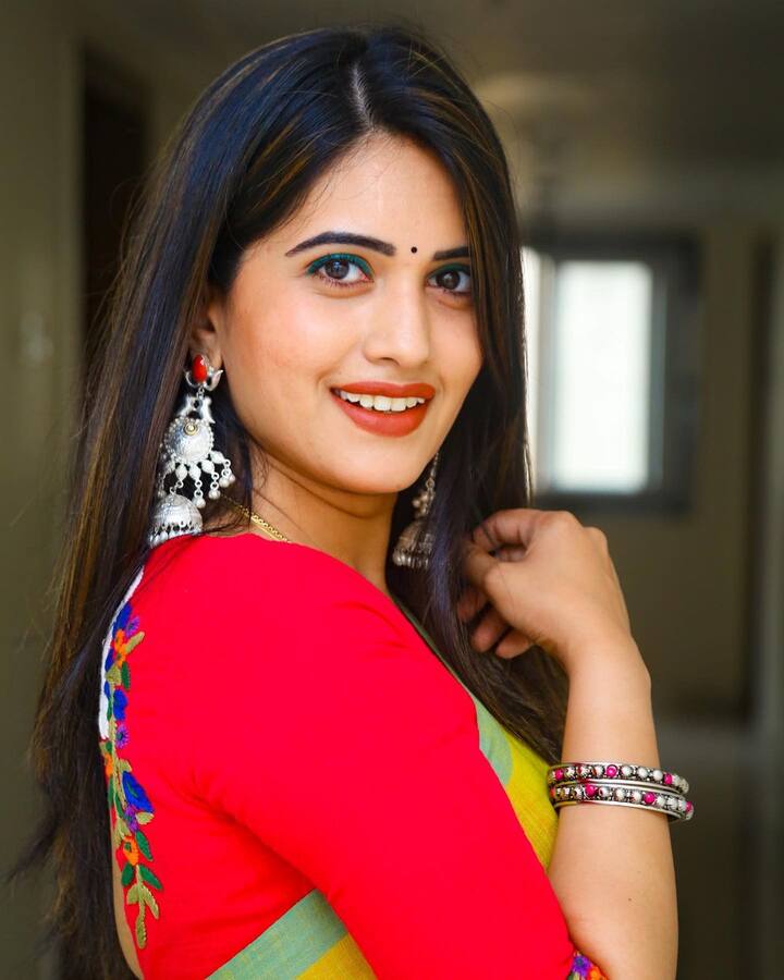 యూట్యూబ్ వీడియోలతో ఆకట్టుకుని, బిగ్ బాస్ హౌస్ లోకి అడుగు పెట్టింది. .Photo Credit: sravanthi_chokarapu/ instagram