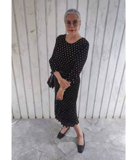 ਇਸ ਦੇ ਨਾਲ ਹੀ ਜ਼ੀਨਤ ਅਮਾਨ ਬਲੈਕ ਸ਼ੇਡਜ਼ ਅਤੇ ਸਟਾਈਲਿਸ਼ ਜਿਊਲਰੀ ਕਲੈਕਸ਼ਨ 'ਚ ਸ਼ਾਨਦਾਰ ਲੱਗ ਰਹੀ ਹੈ।