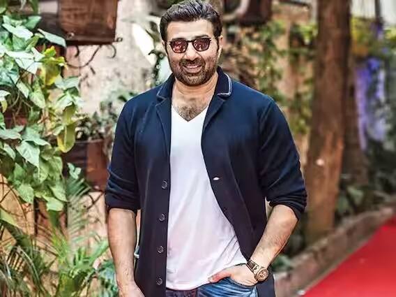 ਵਰਕ ਫਰੰਟ ਦੀ ਗੱਲ ਕਰੀਏ ਤਾਂ ਧਰਮਿੰਦਰ ਜਲਦੀ ਹੀ ਕਰਨ ਜੌਹਰ ਦੀ ਫਿਲਮ 'ਰੌਕੀ ਔਰ ਰਾਣੀ ਕੀ ਪ੍ਰੇਮ ਕਹਾਣੀ' 'ਚ ਨਜ਼ਰ ਆਉਣਗੇ। ਫਿਲਮ 'ਚ ਉਨ੍ਹਾਂ ਦੇ ਨਾਲ ਰਣਵੀਰ ਸਿੰਘ ਅਤੇ ਆਲੀਆ ਭੱਟ ਵੀ ਨਜ਼ਰ ਆਉਣਗੇ। ਇਸ ਤੋਂ ਇਲਾਵਾ ਸੰਨੀ ਦਿਓਲ 'ਗਦਰ 2' ਨਾਲ ਪਰਦੇ 'ਤੇ ਦਸਤਕ ਦੇਣਗੇ।