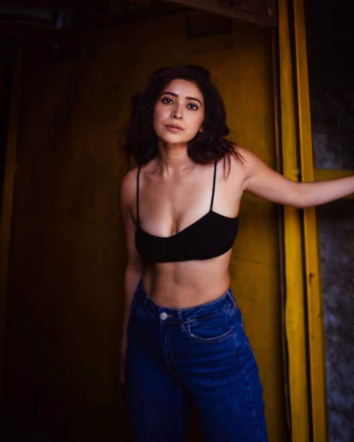 एक यूजर ने लिखा- तो पहले जाकर बनाओ और फिर बेड पर बैठकर खाओ आप डिजर्व कर लोगी. एक ने लिखा-मच्छर बहुत हैं कुछ ढंग का पहन लो.