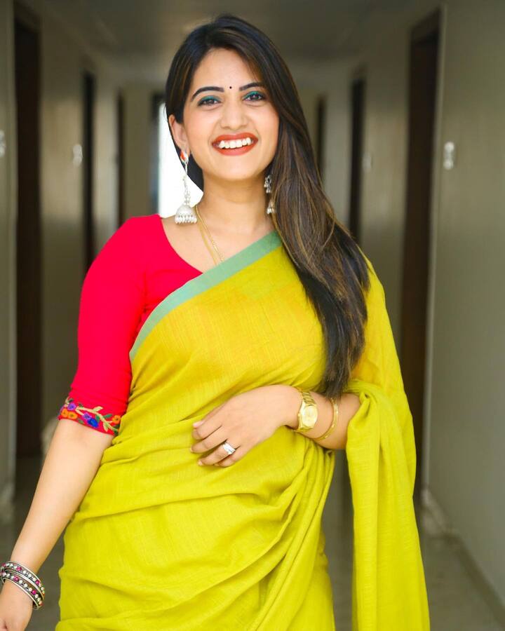 సోషల్ మీడియాలోనూ మస్త్ యాక్టివ్ గా ఉంటుంది.Photo Credit: sravanthi_chokarapu/ instagram