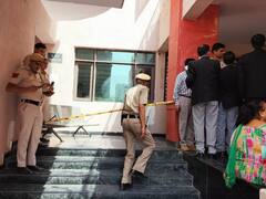 दिल्ली के साकेत कोर्ट में महिला को गोली मारने का आरोपी गिरफ्तार, वकील की ड्रेस में की थी फायरिंग