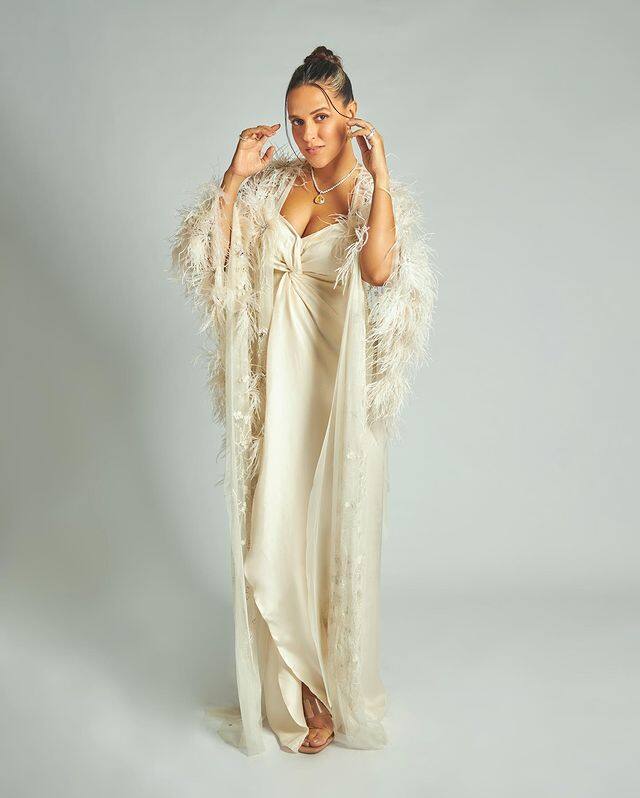 नेहा धूपिया ने दीपिका पादुकोण से इंस्पायर पर्ल और येलो स्टोन नेकपीस और मैचिंग ईयररिंग्स पहनी है.