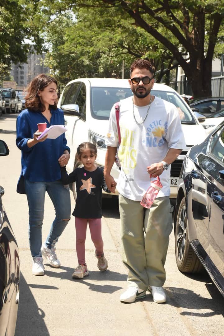 सोहा के साथ पति कुणाल खेमू भी दिखें. कपल ने बेटी के साथ फोटोज क्लिक करवाईं.