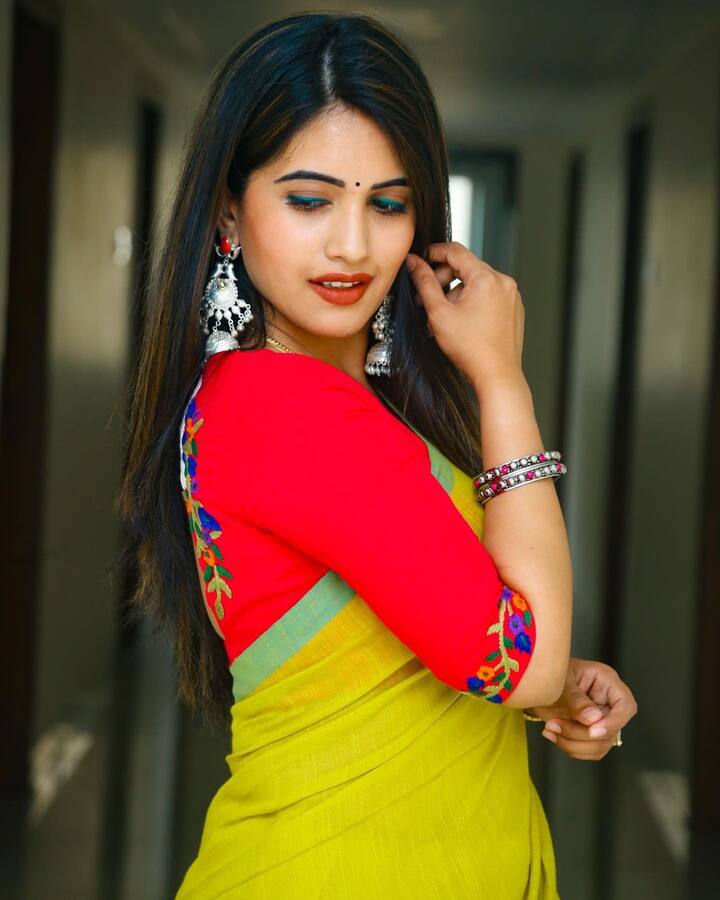 ప్రీ రిలీజ్ ఈవెంట్స్ కి యాంకర్ గా చేస్తూ ఫుల్ బిజీగా మారింది. .Photo Credit: sravanthi_chokarapu/ instagram