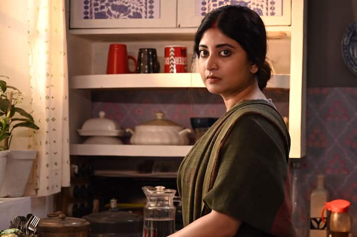 নতুন সিরিজের মধ্যমণি সন্দীপ্তা সেন (Sandipta Sen)। অদিতি রায় পরিচালিত নারীকেন্দ্রীক এই ওয়েব সিরিজের নাম 'নষ্টনীড়' (Nostoneer)।