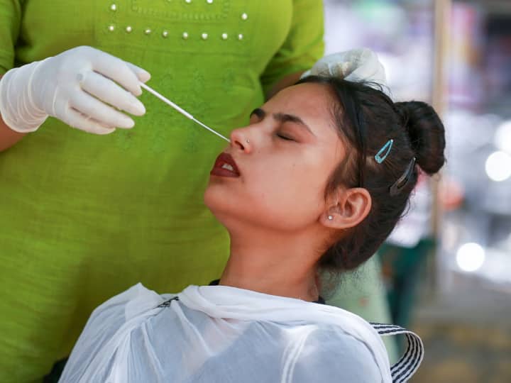Coronavirus Cases In India Not that Dangerous Death toll is growing tension Coronavirus Cases in India: कोरोना के नए मामले नहीं, डरा रहीं रोजाना हो रही मौतें, एक महीने में करीब 6 गुना हो गया आंकड़ा