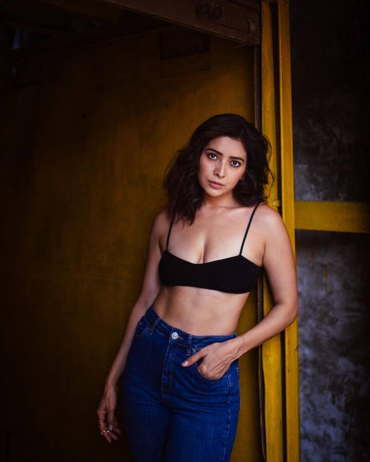 एक यूजर ने मजाकिया अंदाज में लिखा- खालो लेकिन लू जाने के बाद. तो किसी ने कहा- कपड़े पहन लो जिद नहीं करते, ब्रेकफास्ट बन रहा है.