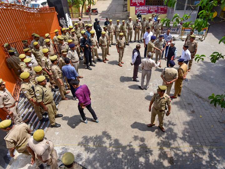 उन्होंने बताया कि घटना के क्राइम सीन को गुरुवार को फिर से रीक्रिएट किया गया. सीन रीक्रिएट के दौरान अतीक और अशरफ के जीप से शुरुआत की गई.