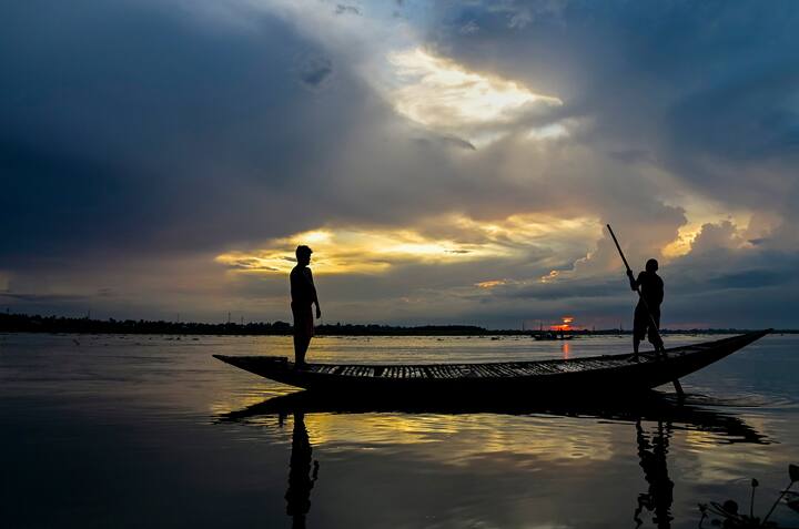 প্রখর দহনে স্বস্তির খবর। কাল কলকাতা-সহ দক্ষিণবঙ্গের ৬ জেলায় বজ্রবিদ্যুুৎ-সহ বৃষ্টির সম্ভাবনা। বইতে পারে ঝোড়ো হাওয়া। ভারী বৃষ্টি হবে উত্তরেও, পূর্বাভাস আলিপুর আবহাওয়া দফতরের।
