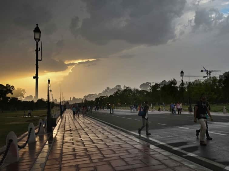 Delhi Weather Today Minimum Temperature Dips 21 Degrees Celsius Light Rain Expected Today Friday Partly Cloudy Skies Minimum Temperature In Delhi Dips To 21 Degrees Celsius, Light Rain Expected Today