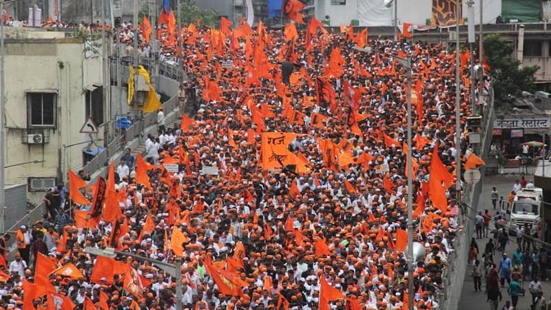 Jalna Maratha Andolan : आंदोलनस्थळी दगडफेक, हवेत गोळीबार; जालन्यातील मराठा आंदोलन घटनेतील आतापर्यंतचे 10 मुद्दे jalna maratha reservation andolan 10 highlights points of protest and police lathi charge marathi Jalna Maratha Andolan : आंदोलनस्थळी दगडफेक, हवेत गोळीबार; जालन्यातील मराठा आंदोलन घटनेतील आतापर्यंतचे 10 मुद्दे