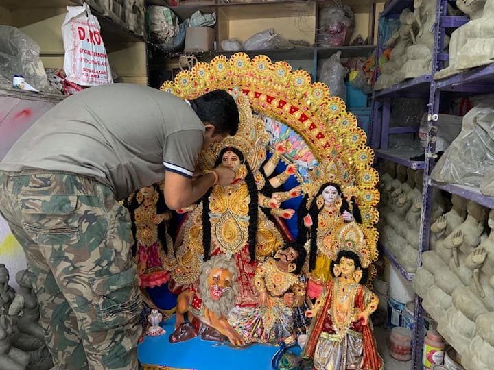মূলত রথের সময় থেকেই কুমোরটুলির ব্যস্ততা সেভাবে চোখে পড়ে। কিন্তু বিদেশের অর্ডারগুলি আডেই সামলে ফেলছেন শিল্পীরা। প্রতিবদন ও ছবি - সঞ্চয়ন মিত্র