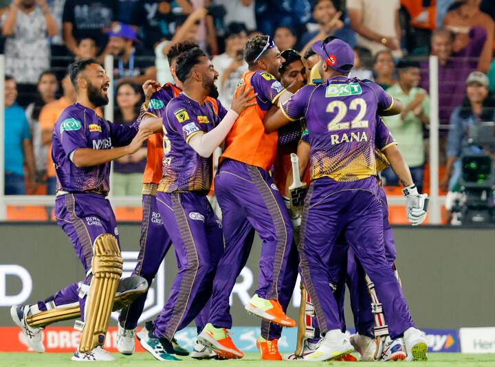 आईपीएल के 16वें सीजन में अभी तक एक से एक रोमांचक मुकाबले देखने को मिले हैं. इस सीजन में की ऐसे रिकॉर्ड भी बने हैं जिनको लेकर फैंस ने अधिक उम्मीद नहीं की थी. रिंकू सिंह के लगातार 5 छक्कों से लेकर महेंद्र सिंह धोनी का एक टीम से 200 मैचों में कप्तानी करने का रिकॉर्ड यह सभी कीर्तिमान अभी तक बनते हुए देखने को मिले हैं.