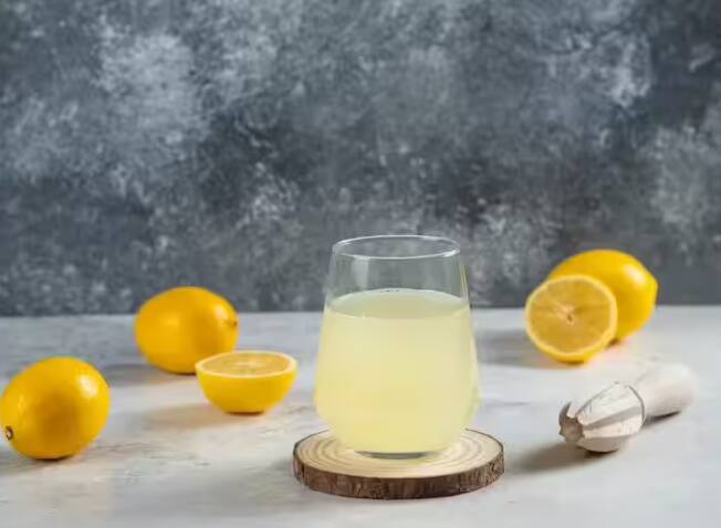 excessive-intake-of-lemon-juice-water-can-be-harmful-for-health ਗਰਮੀਆਂ 'ਚ ਖੂਬ ਪੀ ਰਹੇ ਹੋ ਨਿੰਬੂ ਪਾਣੀ, ਤਾਂ ਜਾਣ ਲਓ ਇਸ ਦੇ ਨੁਕਸਾਨ
