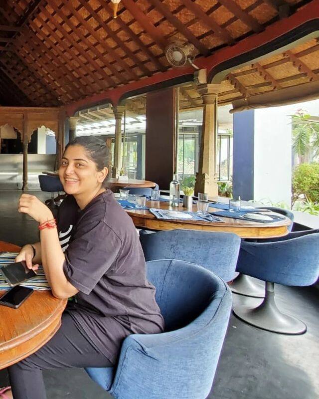 சிம்புவுடன் மஞ்சிமா நடித்த “அச்சம் என்பது மடமையடா”  படத்தில் வரும் பறக்கும் ராசாலியே ராசாலியே என்ற பாடல் இடம் பெற்று இருக்கும்.