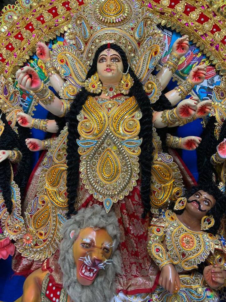 বছর শুরুতে যখন অনেক পুজো কমিটি এবছরের পরিকল্পনা করবেন মনে করছেন, তখনই কুমোরটুলি থেকে বিদেশে পাড়ি দিল দুর্গাপ্রতিমা।