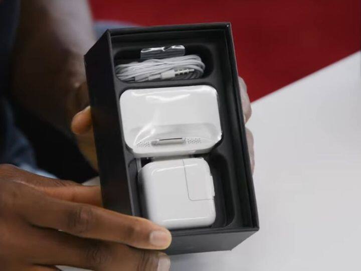 YouTuber ने यह कहते हुए वीडियो शुरू किया कि बिना ओपन हुए iPhone का मूल्य बहुत अधिक था, लेकिन कीमत में गिरावट आई क्योंकि पैकेजिंग में थोड़ी सी दरार आ चुकी थी.