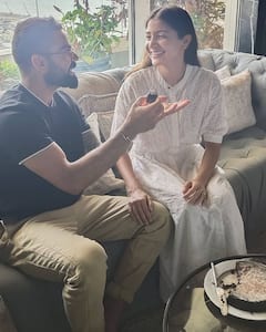 Anushka Sharma House: 34 करोड़ के इस सुपर लग्जरी हाउस में रहते हैं अनुष्का-विराट, बालकनी से दिखता है समुद्र का खूबसूरत नजारा