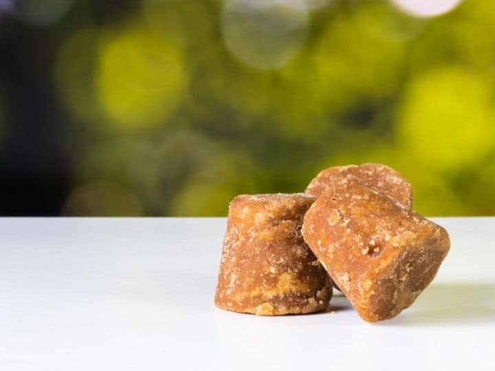 गुड़ और दही: अगर आपका गुड़ और दही को मिलाकर खाते हैं तो अभी सावधान हो जाएं. क्योंकि इससे आपका वजन तेजी से बढ़ सकता है. गुड़ की तासीर गर्म होती है. जबकि दही की तासीर ठंडी होती है. एक्सपर्ट का कहना है कि दही और गुड़ को मिलाने से खांसी, जुकाम और बुखार सहित कई शारीरिक समस्याएं हो सकती हैं.